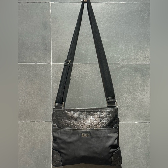 Gucci Handbags - Gucci Crossbody